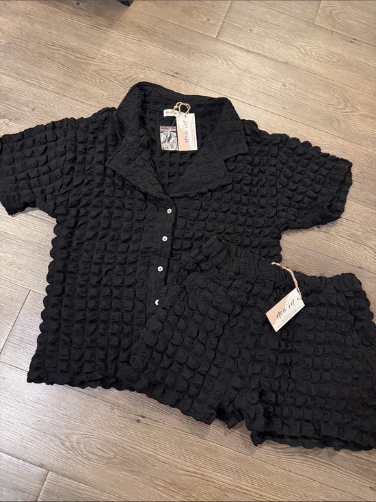new in Pants - 🆕 new in Black Lightweight Textured Two-Piece Top and Short Set. L. NWT!🔥